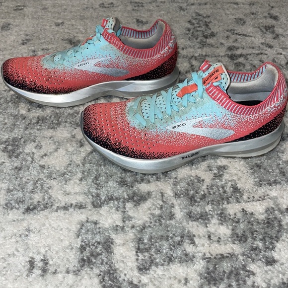 Brooks tennis shoes - Picture 2 of 5